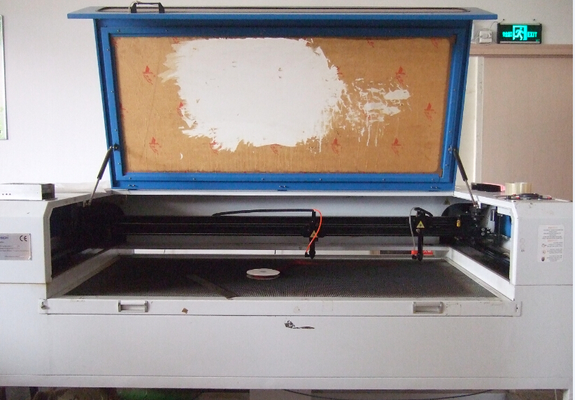 Laser cutting machine